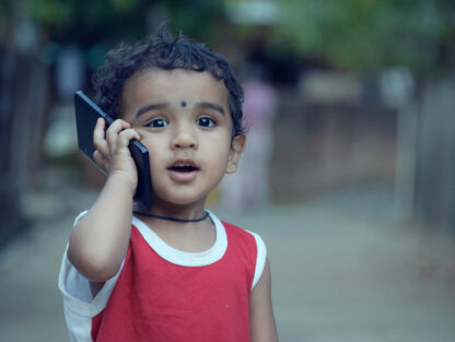 Bachon ko Mobile pe Games Dena — Kyun Hai Ye Buri Aadat aur Parents Kya Karein