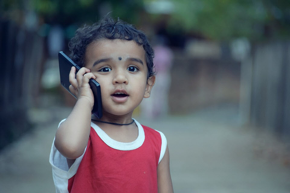Bachon ko Mobile pe Games Dena — Kyun Hai Ye Buri Aadat aur Parents Kya Karein